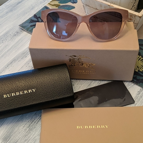 Burberry Accessories - 🤩NWOT🤩 Burberry sunglasses